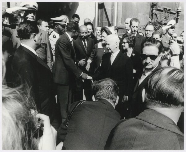 Léopold S. Senghor und Heinrich Lübke (in der Mitte, händeschüttelnd) beim Verlassen der Paulskirche