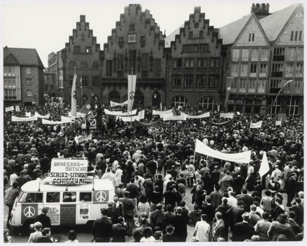 Nach dem Attentat auf Rudi Dutschke: Ostermarschierer am Ostersonntag auf dem Römerberg
