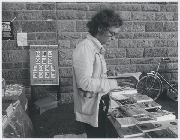 Lesender an einem Büchertisch mit feministischer Literatur in Alsfeld