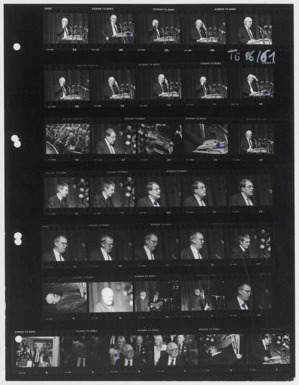 Tisch in Christianes Wohnung; + Georg Hensel + Gerold Becker