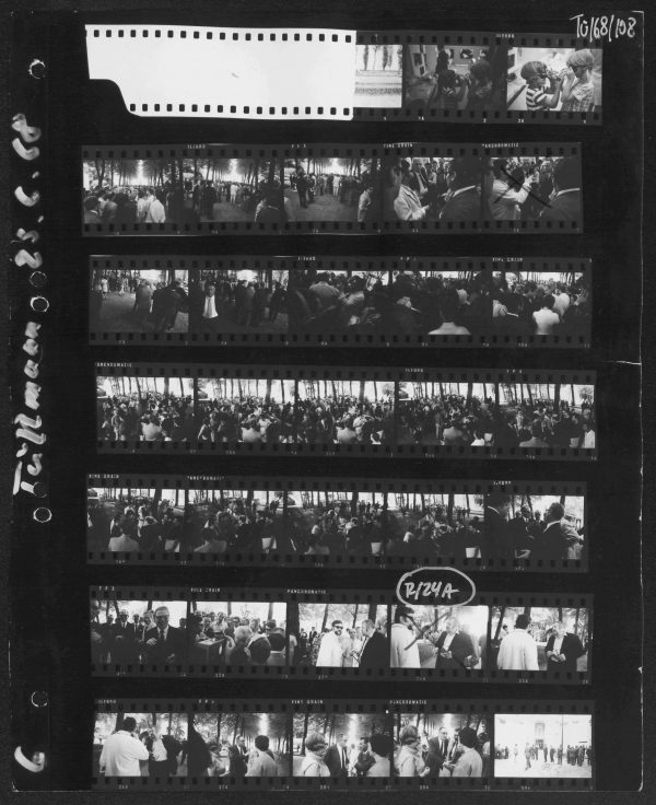 Italien / Venedig, Biennale: Kinder im brasilianischen Pavillon; Diskussion in der Haupthalle: Apollonio, Vostell, Chistos Joachimides