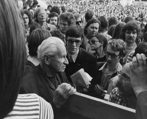 Herbert Marcuse bei einer Kundgebung auf dem Frankfurter Opernplatz für die Freilassung von Angela Davis