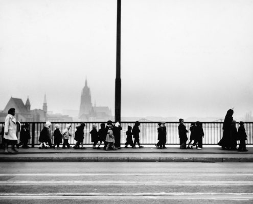 Kinder mit Nonne auf der Untermainbrücke