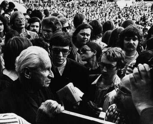 Herbert Marcuse bei einer Kundgebung auf dem Frankfurter Opernplatz für die Freilassung von Angela Davis
