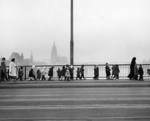 Kinder mit Nonne auf der Untermainbrücke